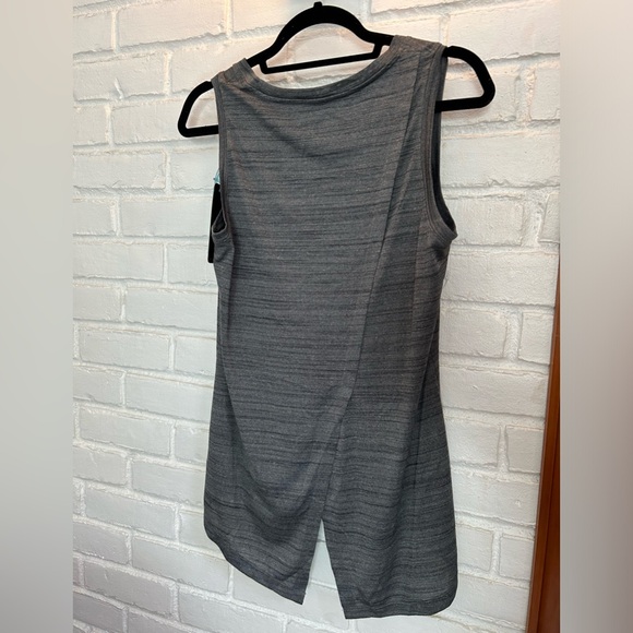 Women’s L Detroit Red Wings BNWT tank top with split hem back - Picture 2 of 2